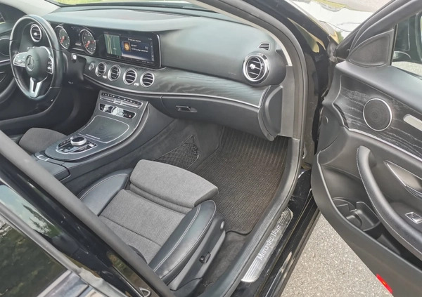 Mercedes-Benz Klasa E cena 145000 przebieg: 106000, rok produkcji 2019 z Szczawno-Zdrój małe 106